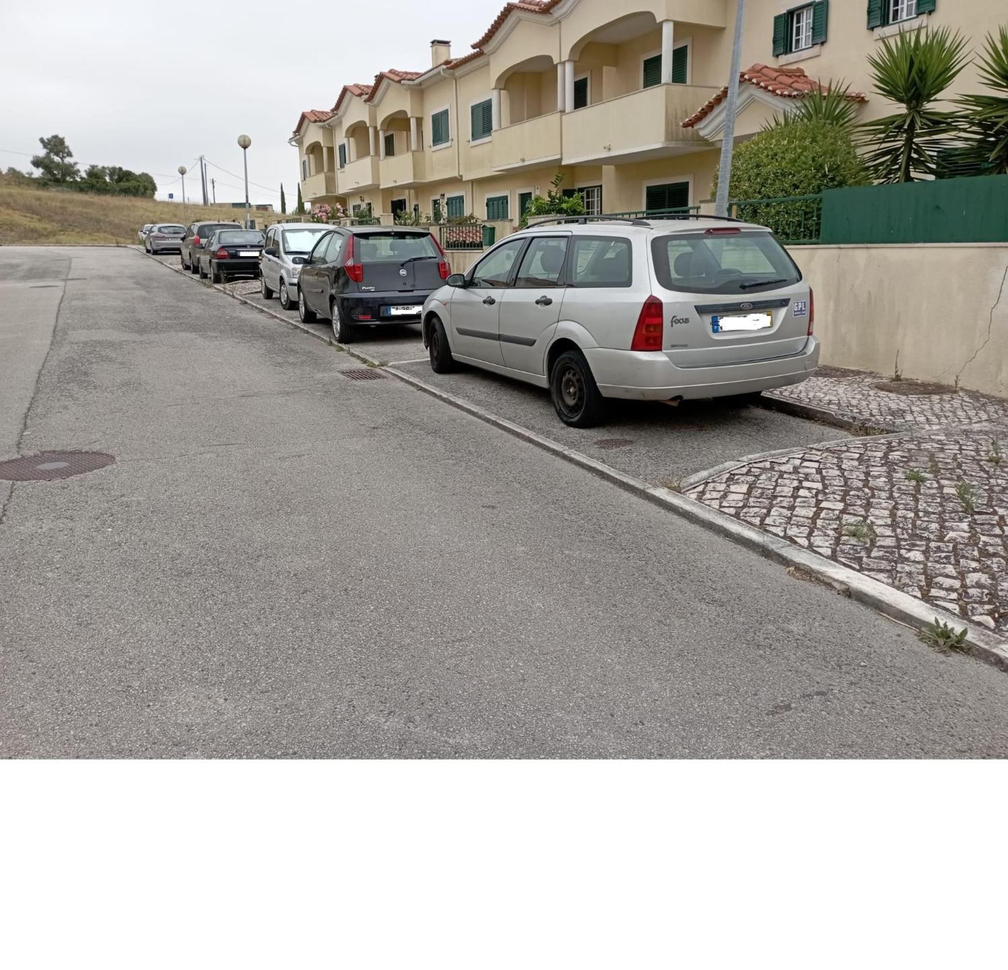 Sossego E Tranquilidade-valley Guest House-perto De Lisboa-estacionamento A Porta Do Séjour à la ferme